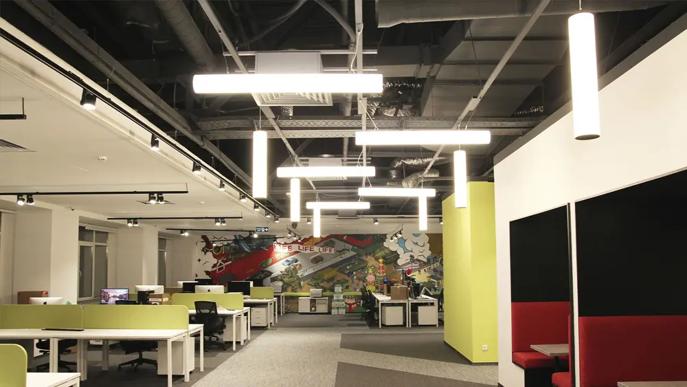 Офис информационного портала Life.ru, г. Москва, БЦ “Mirland” – интерьерное освещение