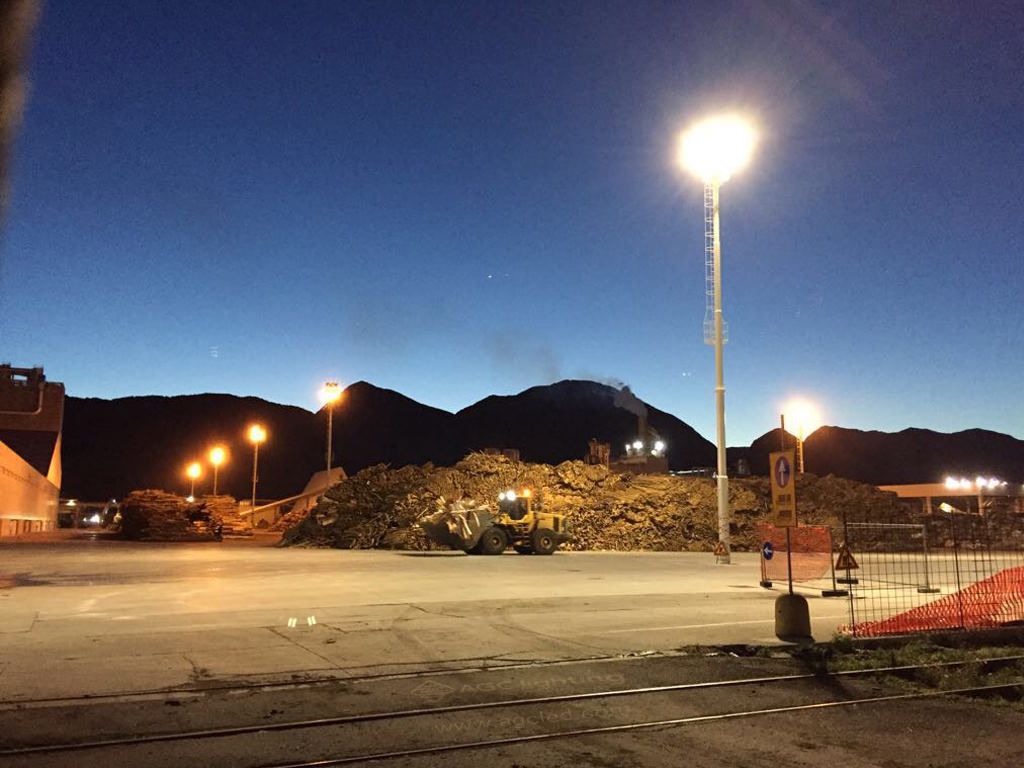 Уличный прожектор с широким углом светового потока