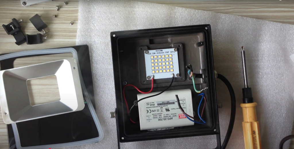 Устройство прожектора